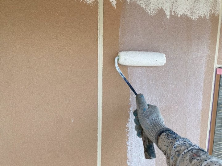外壁の下塗り作業