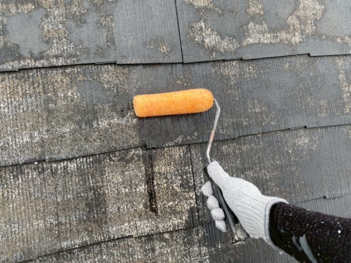 屋根の下塗り作業