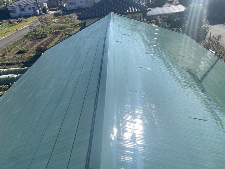ガルバリウム鋼板製の金属屋根にサーモアイSiで屋根塗装工事を行い美観回復