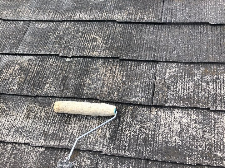 屋根の下塗り作業