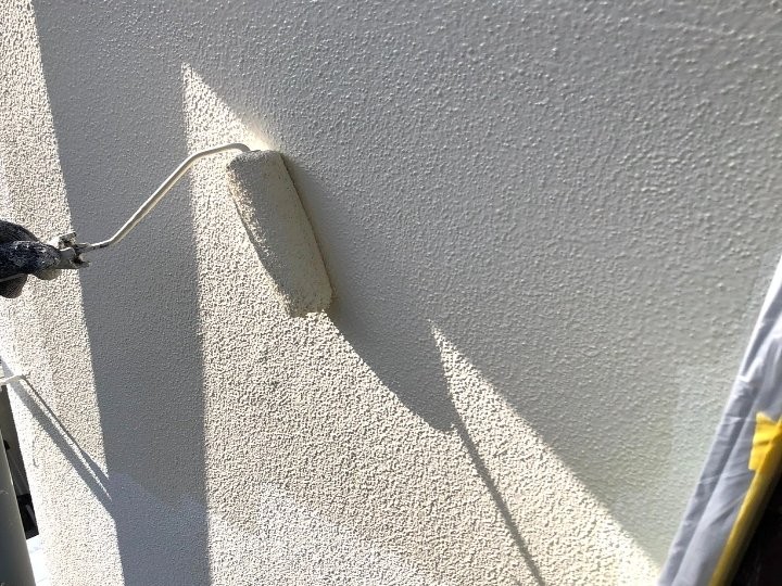 外壁の中塗り作業