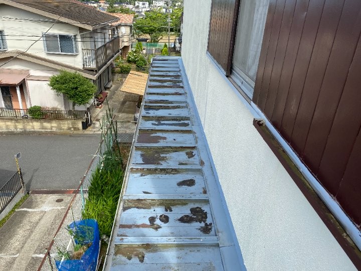 下屋根の塗膜剥がれ