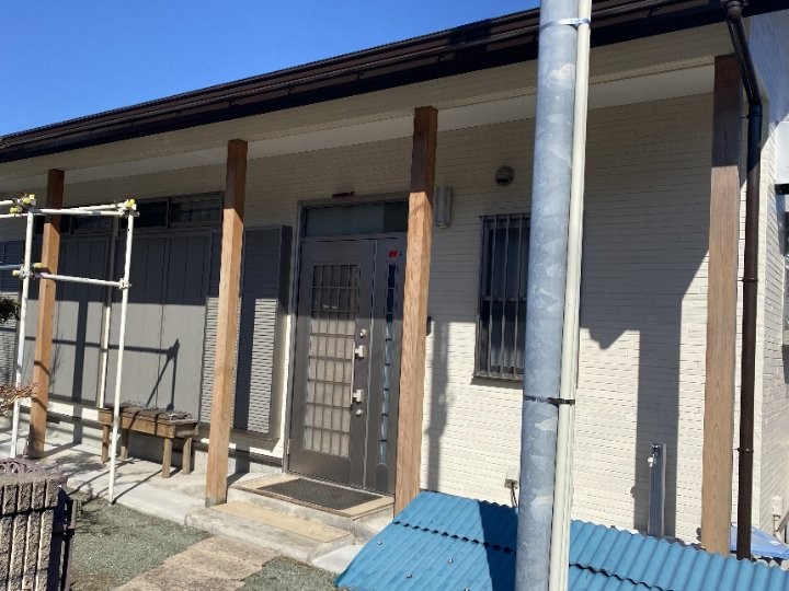 市原市皆吉にて塗膜が剥がれた外壁に水性シリコンセラUVで外壁塗装工事を行い美観回復
