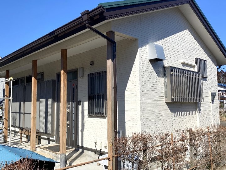 塗膜が剥がれた外壁に水性シリコンセラUVで外壁塗装工事を行い美観回復