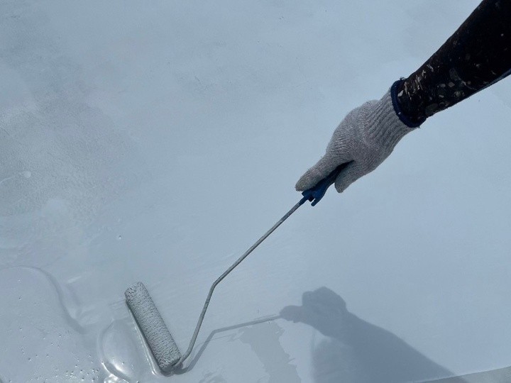 ウレタン防水の2層目で膜厚を確保