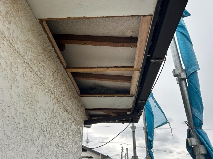 傷んだ軒天の状態