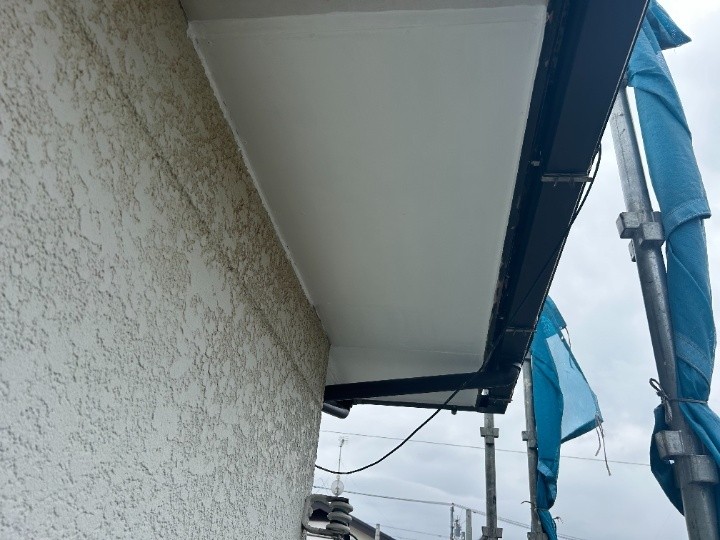 柏市南逆井にて傷んだ軒天に「ケイカル板5mm＋ケンエース塗装」を採用した軒天交換工事を実施