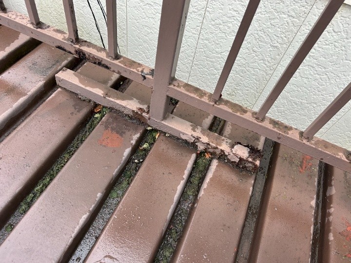 手すり根元の腐食と付着物の堆積