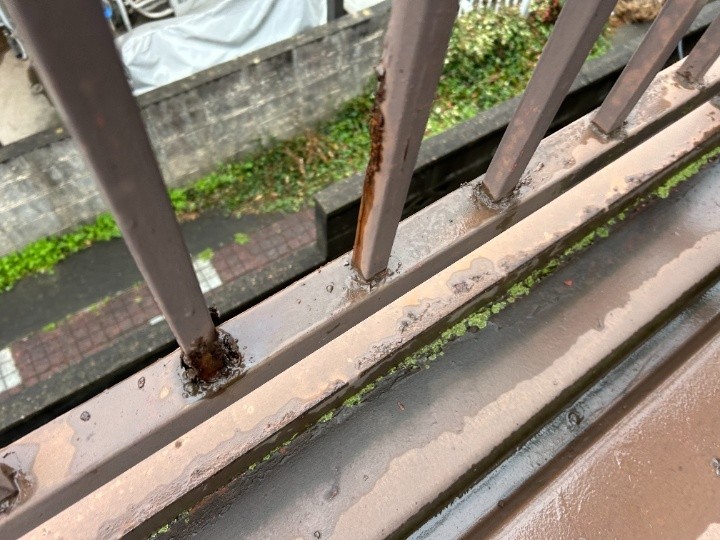 支柱まわりの錆の進行と塗膜の膨れ