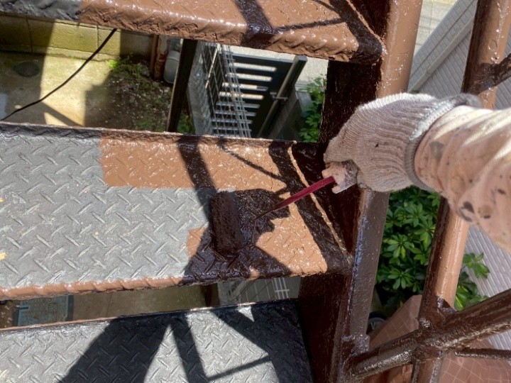 中塗りで膜厚を確保し耐久性を底上げ