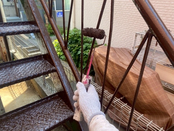 上塗りで美観と保護性能を仕上げる