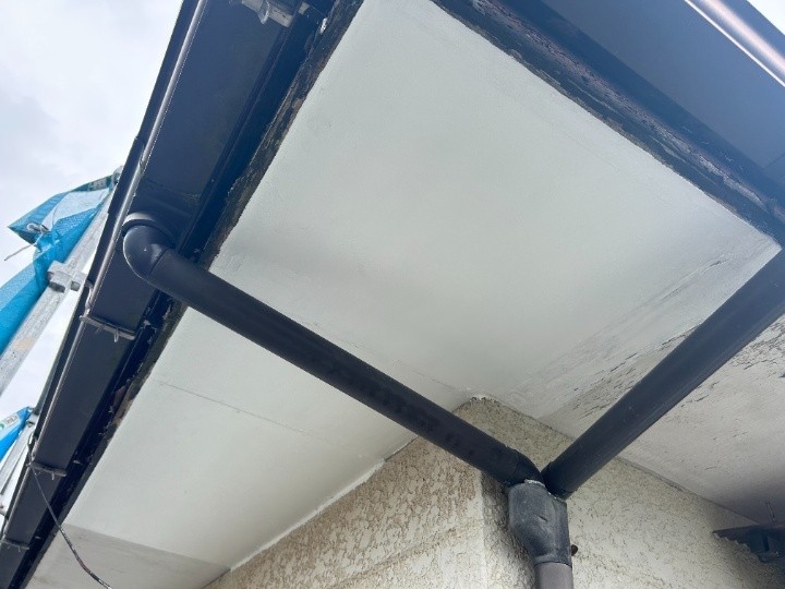 軒天にケイカル板5mm＋ケンエース塗装を採用した軒天交換工事したお住まい