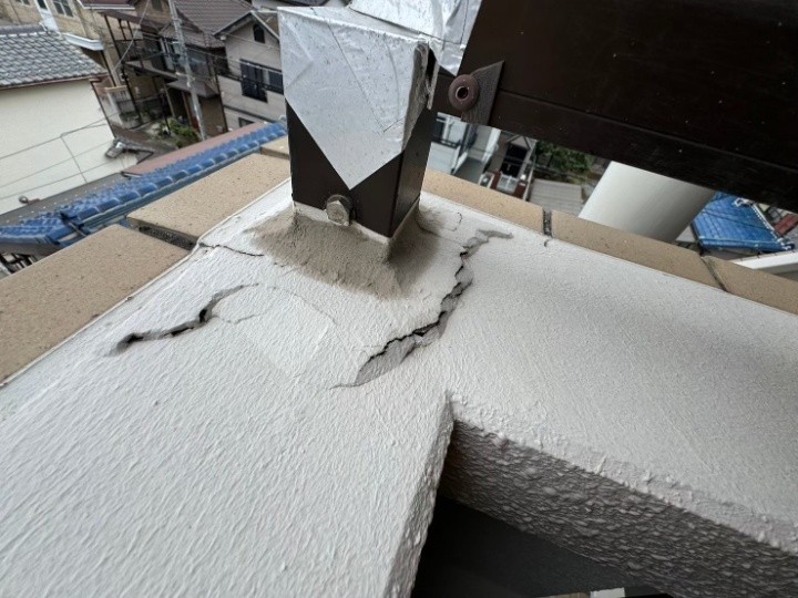 支柱周辺のひび割れと劣化の確認