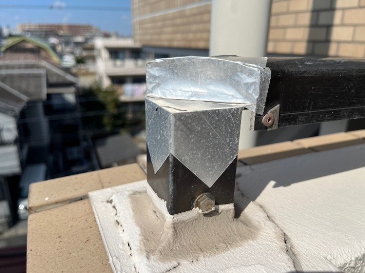 支柱上部の応急的な保護状況