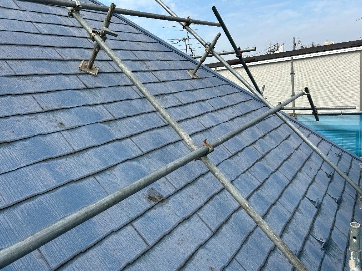 急こう配のスレート屋根で作業条件を確認