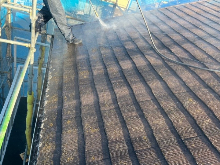 屋根の高圧洗浄作業