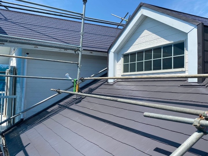 木更津市畑沢南にて傷んだスレート屋根に「棟板金交換工事＋サーモアイSiで塗装工事」を行い遮熱性と耐風性を回復