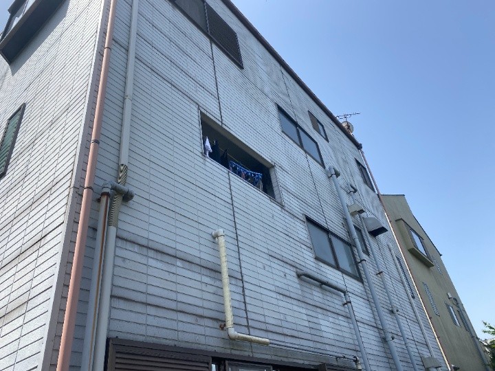 劣化した外壁全景