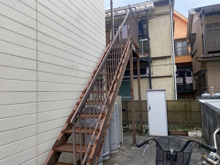 傷んだアパートの鉄骨階段