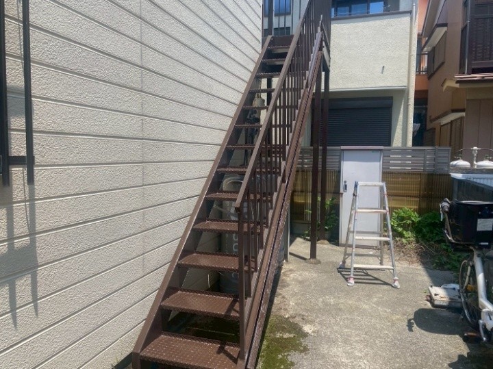 市川市新井のアパートにて鉄骨階段をケレン後にファインパーフェクトトップで3回塗りして防錆塗装
