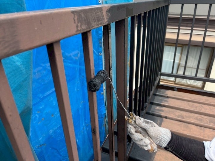 手すりの下塗り（錆止め）で防錆の土台形成