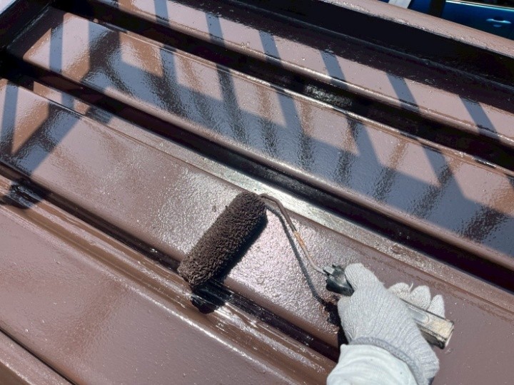 上塗りで均一な仕上げへ