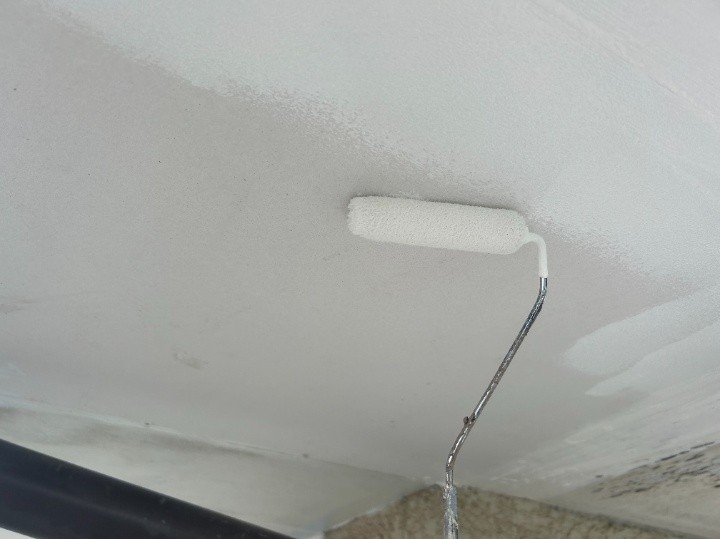 下塗りで下地を整え、塗膜の密着性を確保