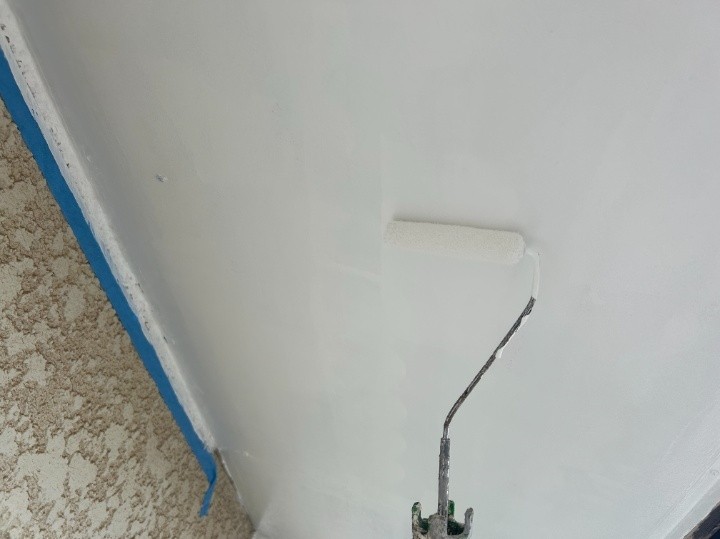 ケンエースで中塗り・上塗りを行い、均一に仕上げ