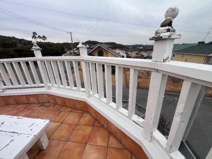 手摺復旧工事前のベランダ