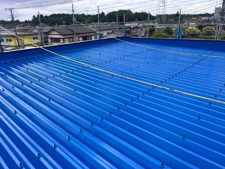 木更津市草敷にて錆で穴があいた折半屋根に「補修工事＋無機塗装工事」を行い防水性回復