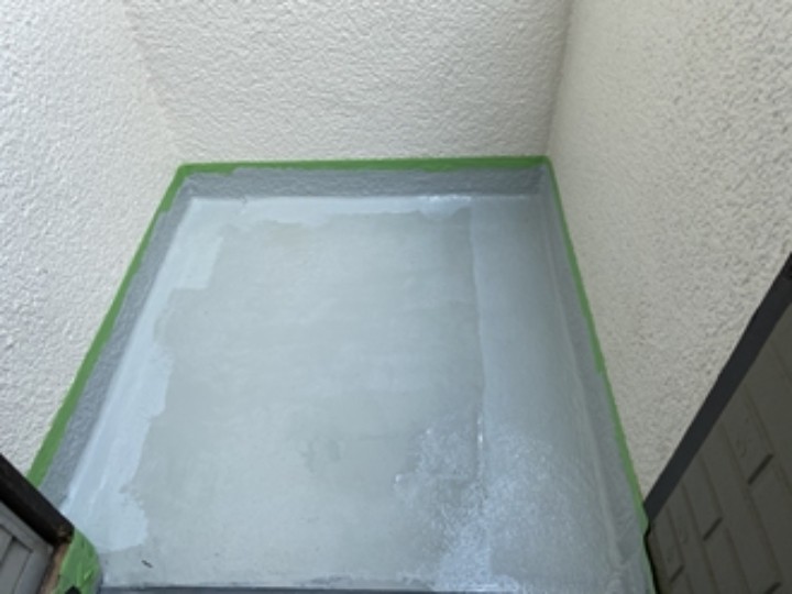 乾燥時間を確保しながらウレタン防水を重ね塗り