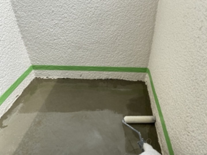 プライマーを塗布して防水材の密着性を高める
