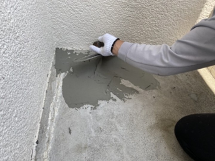 クラック補修で防水工事の下地を整える