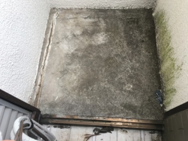 ベランダのモルタル床に発生したクラックが雨漏りの原因に