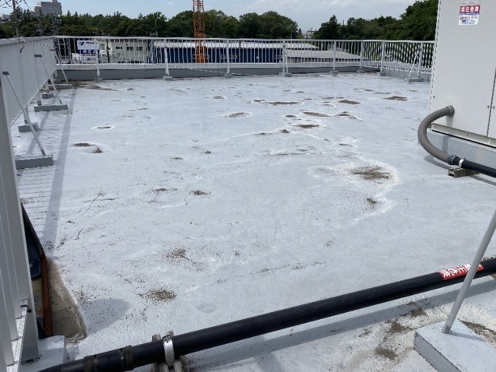 劣化して傷みが進んだ屋上の状態