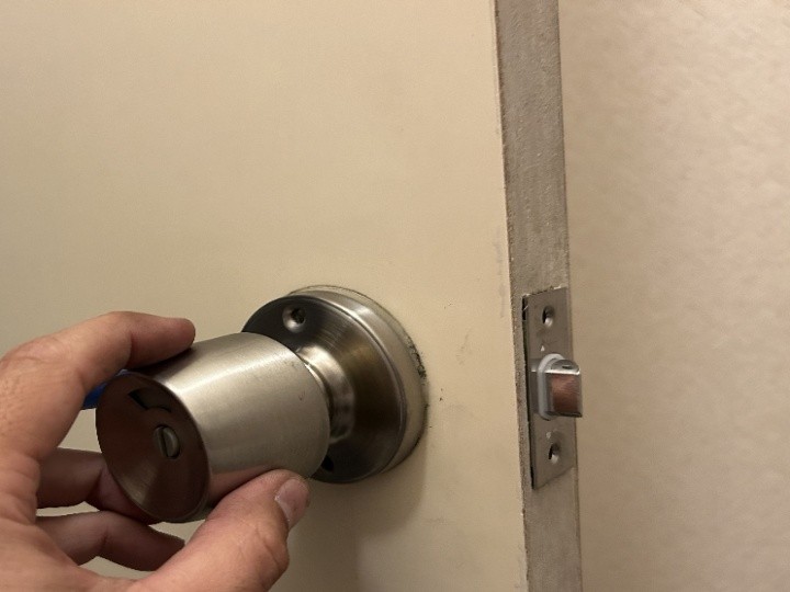 トイレドアノブの施錠不良を確認