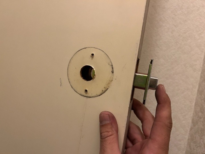 壊れたトイレのドアノブ