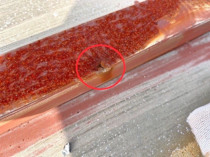 合羽（キャップ）部の穴あきによる浸入口