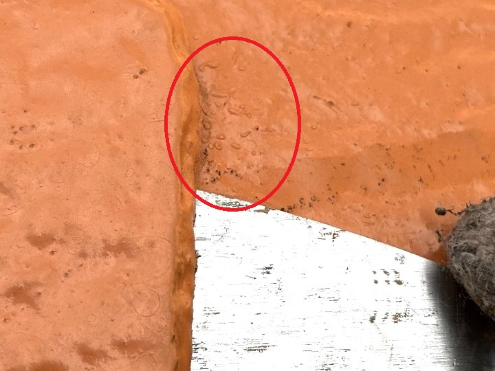 塗膜で塞がった重なり部を切り分け、縁切りラインを連続させる