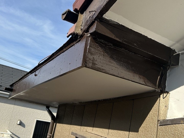 鎌ケ谷市道野辺中央にてケイカル板を用いて傷んだ「破風板・軒天」を1日交換工事しました