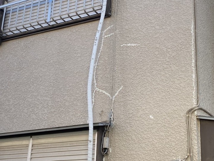 縦方向に伸びるひび割れと塗膜劣化のサイン