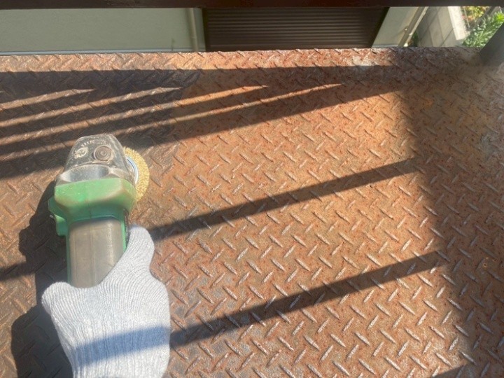 グラインダーを用いたケレン作業