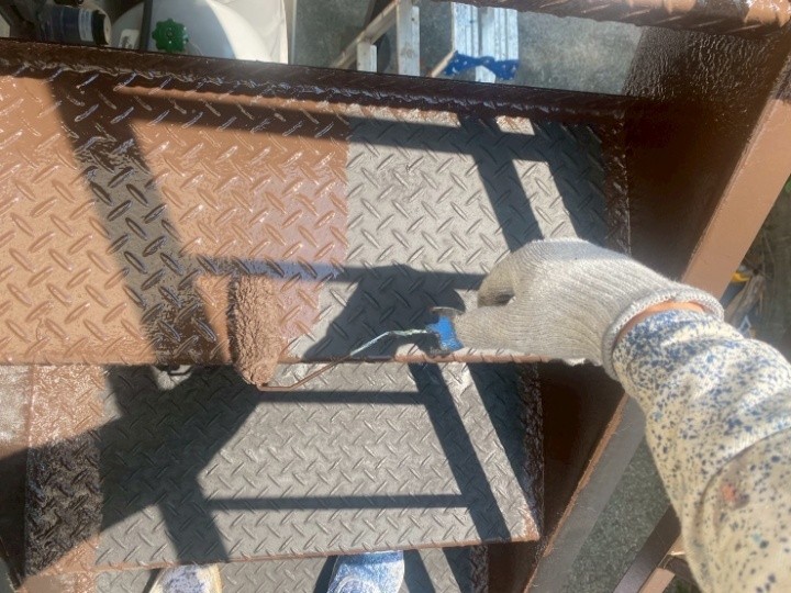 中塗りで膜厚を確保し、色ムラを整える