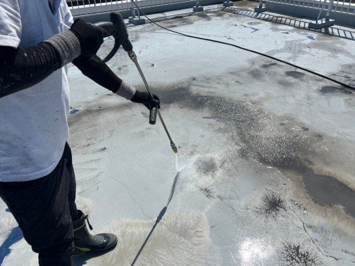 高圧洗浄で下地の汚れをリセット