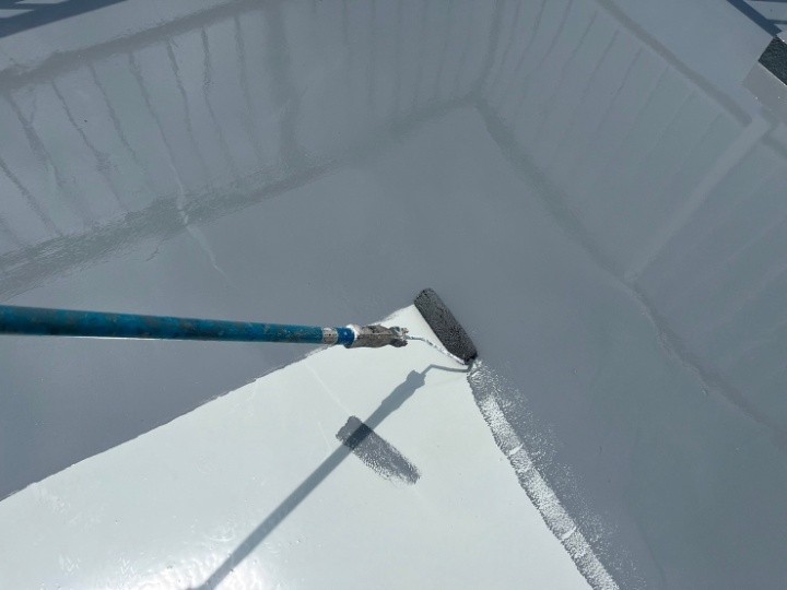 トップコートで表面を保護し仕上げ