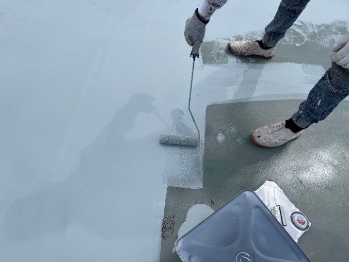 ウレタン防水の1層目を均一に塗布