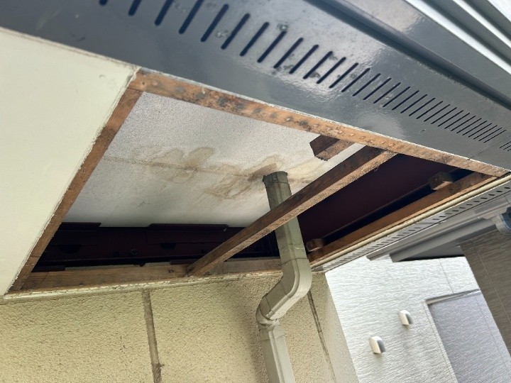 軒天に現れた雨染み