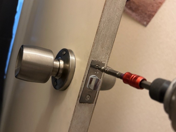 ドアノブの取り付けと施錠動作の最終確認