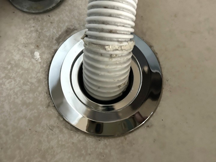 逆止弁付き排水口（SANEI）への交換と納まり調整