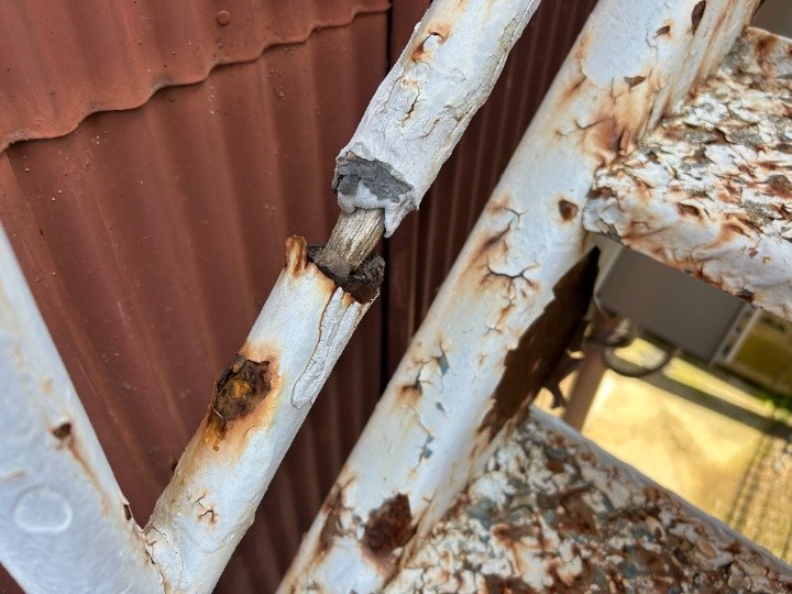 手すり部の腐食と欠損をチェック